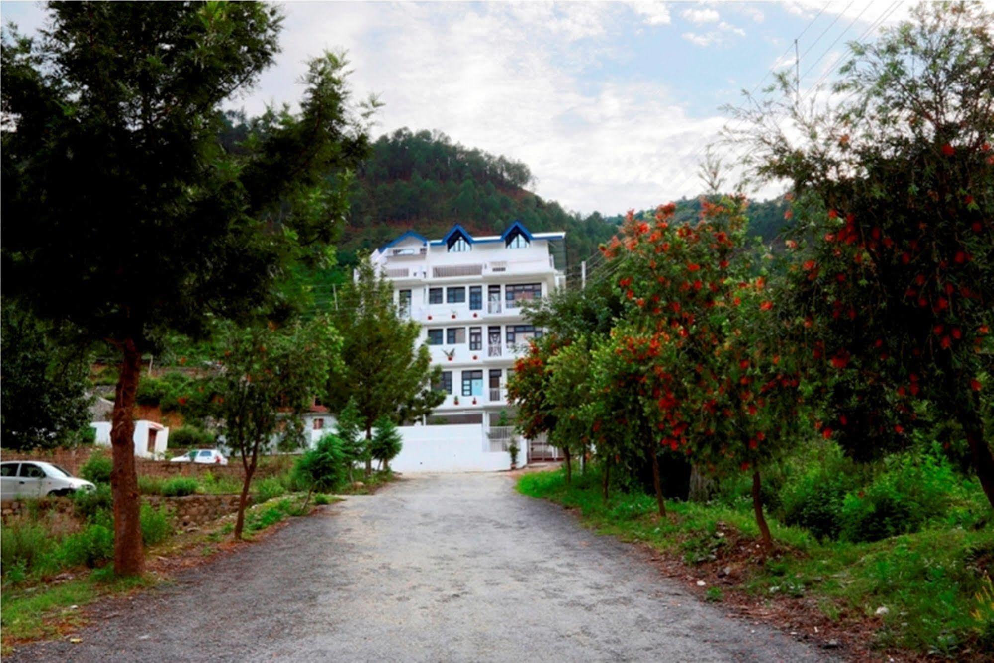 47 Hill Otel Bajaura Dış mekan fotoğraf